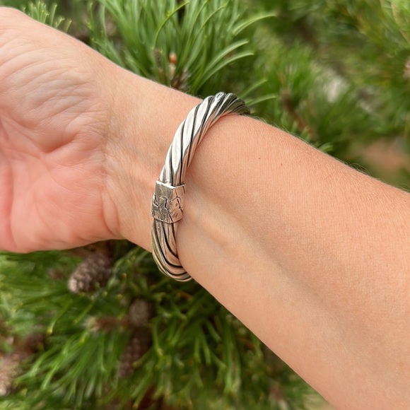 Silpada Filigree Twisted Floral Cable
Bangle Hinged Bracelet RARE B0669 - Picture 2 of 12